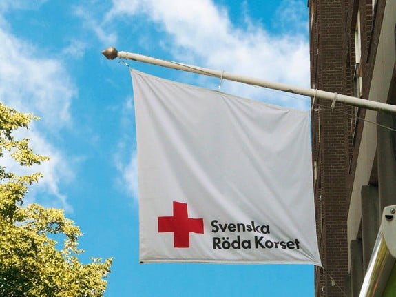 En rödakors-flagga Täby kommun