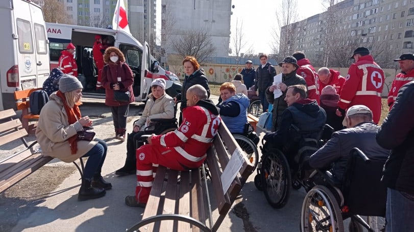 Grupp med ukrainare som evakueras