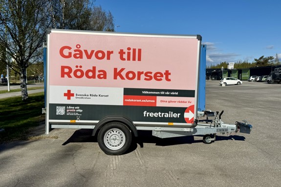Röda korsets nya rosa släpvagn för utlåning.