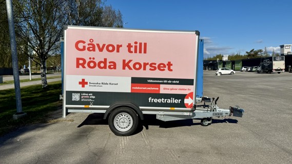 Röda korsets nya rosa släpvagn för utlåning.