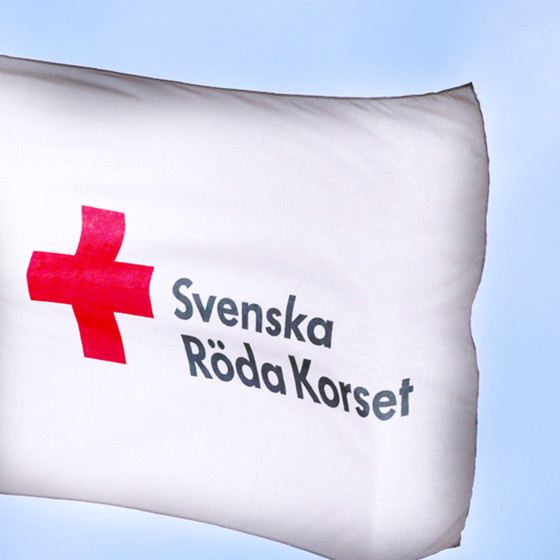 Röda Korsets flagga mot blå himmel