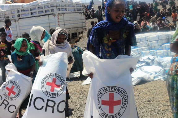 Nödhjälp delas ut i Etiopien av Röda Korset.