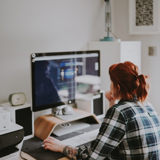 Deltagare genomför första hjälpen-kurs online vid datorn.