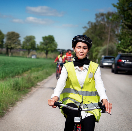 Nasima Farahmand utomhus på cykel