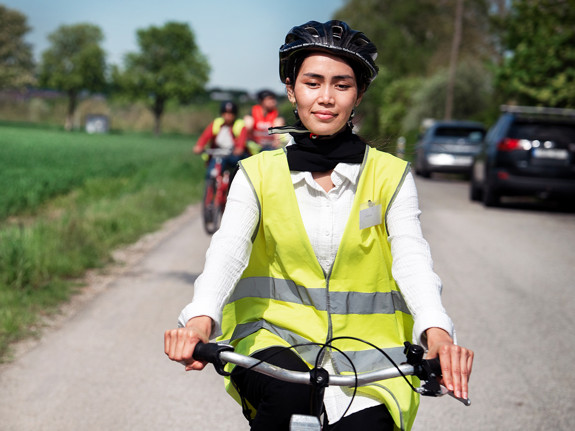 Nasima Farahmand utomhus på cykel