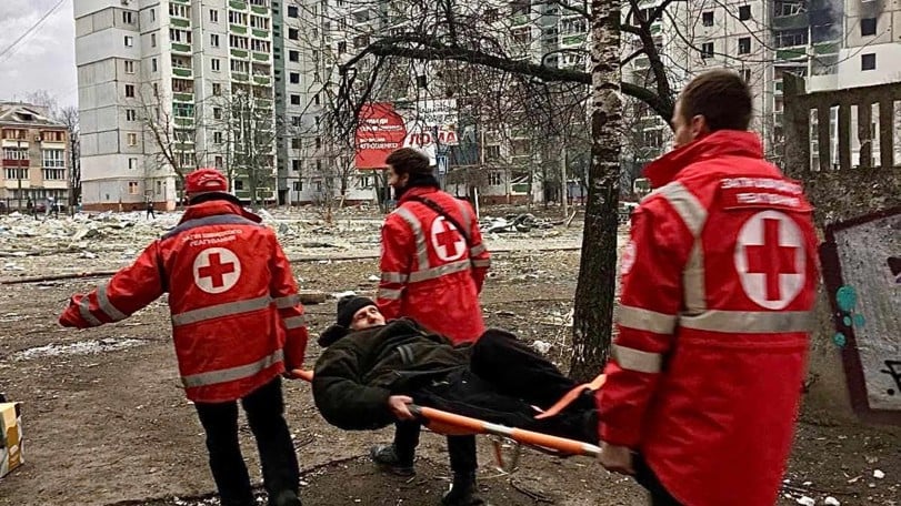 I staden Chernihiv rycker våra sjukvårdare ut akut för att hjälpa svårt sjuka personer att komma till sjukhus.