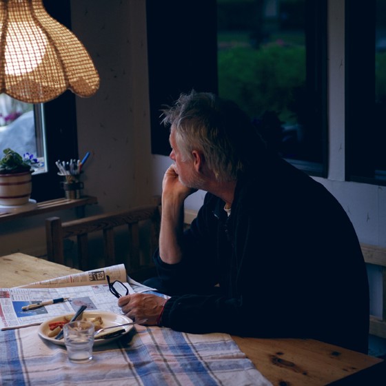 Ensam man vid köksbord