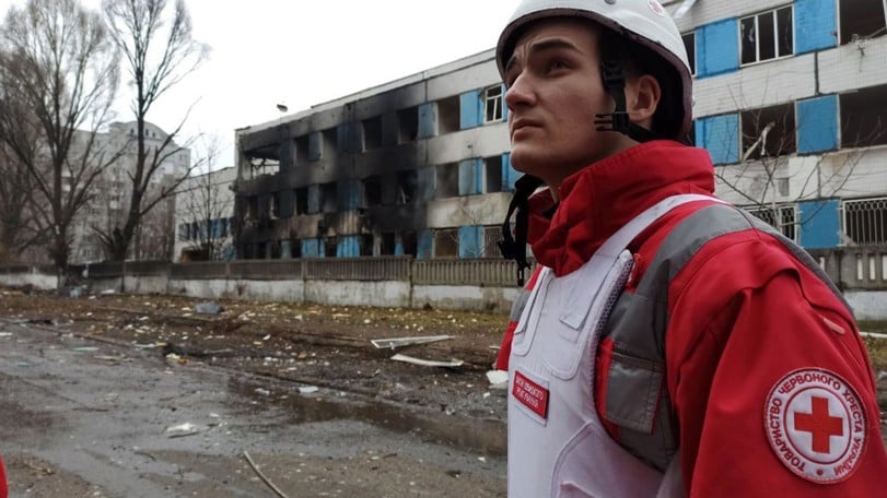 Volontär på Röda Korset i Ukraina hjälper efter att byggnader skadats i kriget.