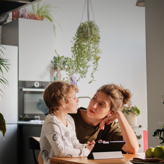 En lerfigur av ett barn i ett fönster.