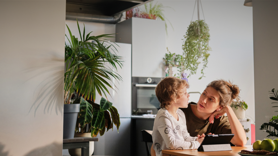 En lerfigur av ett barn i ett fönster.