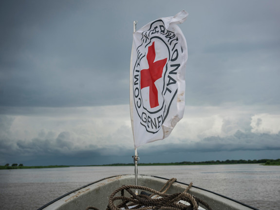 ICRC-flagga i fören på båt