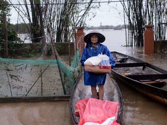 Miljontals människor i centrala Vietnam drabbades när kraftiga regn lade landet under vatten hösten 2020. Vi ger livsviktig nödhjälp på plats.