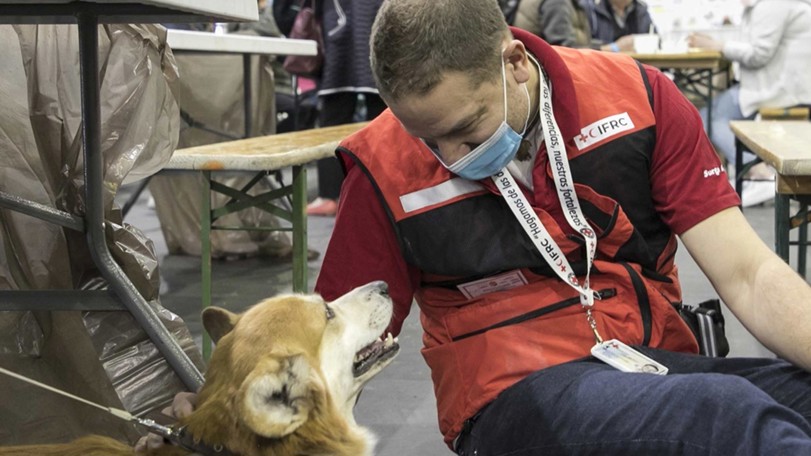 Volontärarbetare och hund