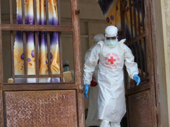 Ebolautbrott där vitklädd volontär hjälper.