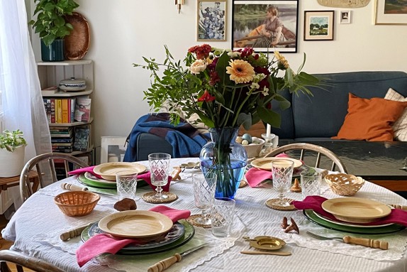 dukning-med-vas-och-blommor-med-bestick-och-tallrikar-fran-roda-korset-second-hand