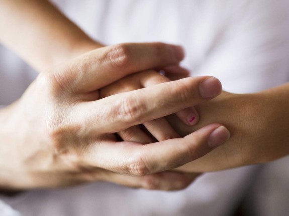 Stora händer om små knäppta händer