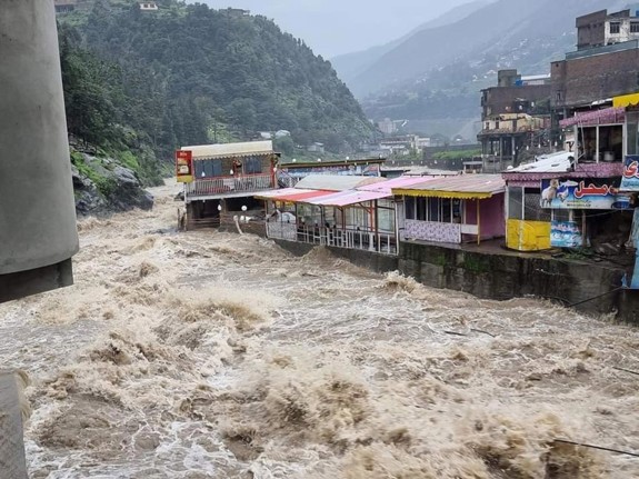 Översvämmad by i Pakistan