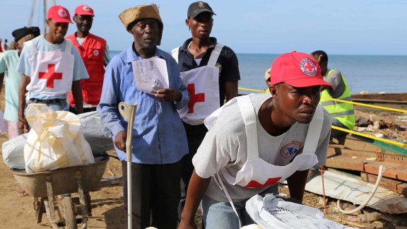 Män i Röda Korset-kläder hjälper efter orkan