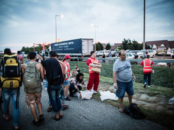 Människor på flykt vid vägkant