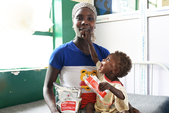 Sabina håller mamma Godiya i munnen.