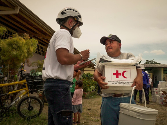 Nödhjälp delas ut i Venezuela i Latinamerika.