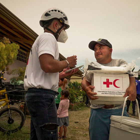 Nödhjälp delas ut i Venezuela