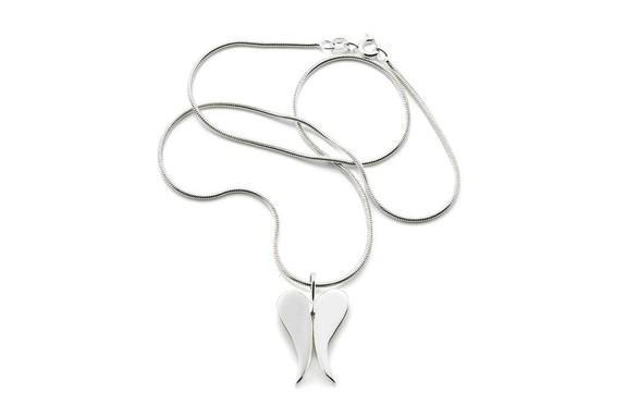 Ett halsband med änglavingar.