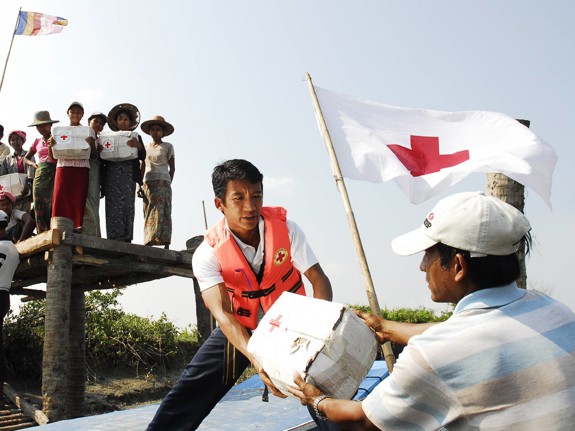 Män som lastar av hjälppaket