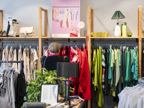 Färgsorterade fynd i Röda Korset Second Hand Hornsgatan