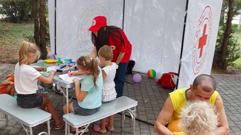 Över 100 barnfamiljer i staden Yampol har fått kit med bland annat leksaker och brädspel.