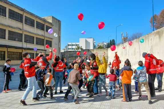 Våra volontärer i Syrien ordnar aktiviteter för barn och jobbar för att alla ska må bra. I Latakia, som drabbades hårt av jordbävningen, är stämningen på topp när färgglada ballonger tas fram.