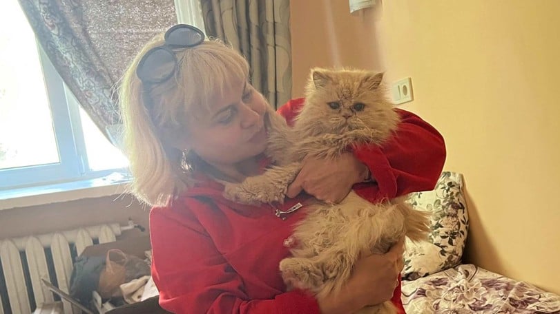 Ludmila har flytt Charkiv och bor nu tillsammans med sin pappa och sin katt på ett tillfälligt boende