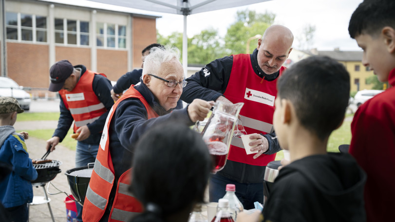 Sven-Erik Sjöstrand och Samir Makhlouf serverar korv och saft.