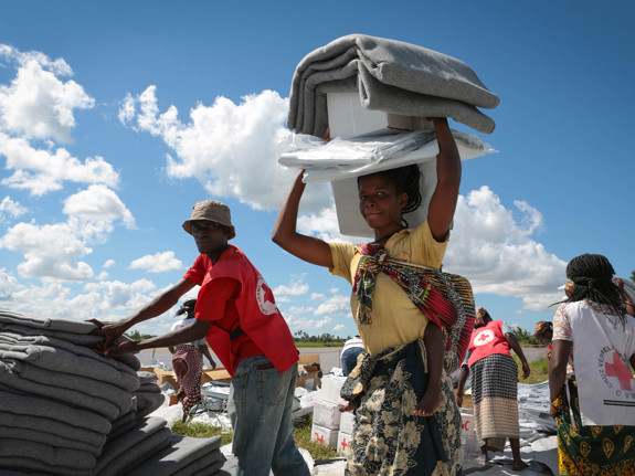 Kvinna får hjälppaket i Buzi, Mozambique.