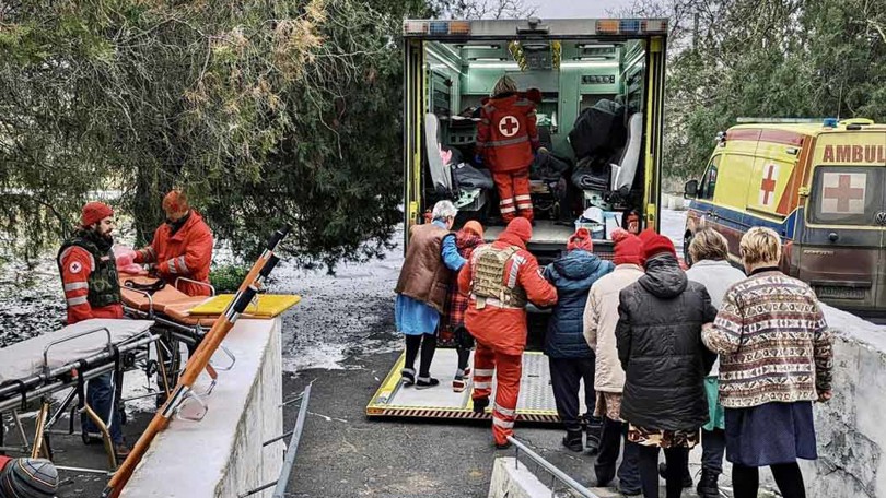 Vi evakuerar patienter från en vårdinrättning i Cherson.