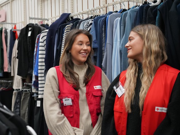 praktikanter-i-röda-korset-second-hand-butik