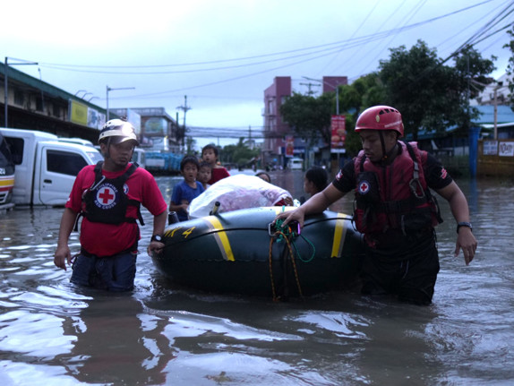 Röda Korsets volontärer hjälper efter storm och tyfon i Filippinerna.