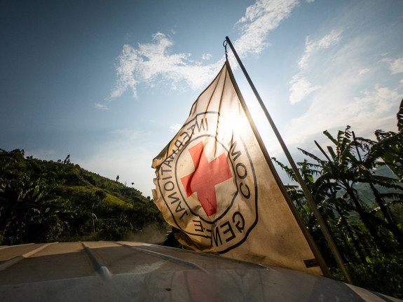 En volontär står redo att hjälpa till efter en attack i Ukraina.