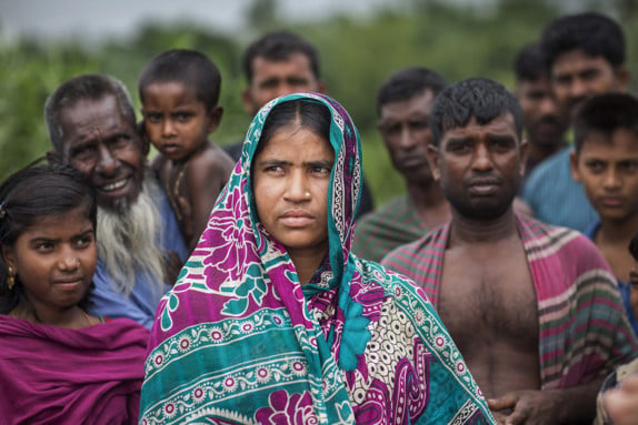 Bangladeshisk kvinna omgiven av andra människor.