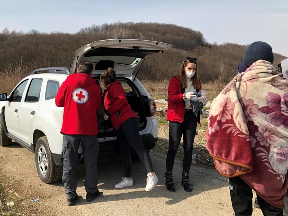 Röda Korsets volontärer hjälper människor i Bosnien-Hercegovina.