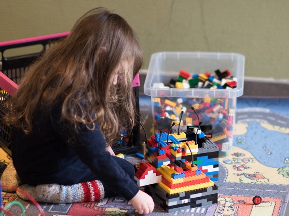 Flicka leker med lego
