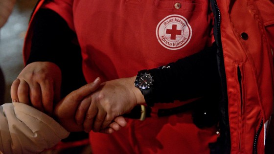 Handslag som välkomnar flykting till Sverige