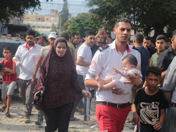 Barn hålls av vår volontär i Gaza.