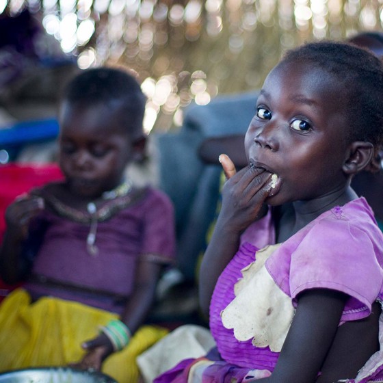 En familj i Sydsudan äter mat