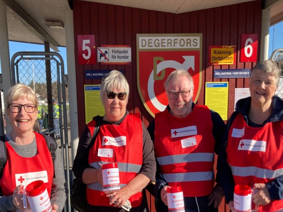 En rödakors-flagga Degerfors kommun