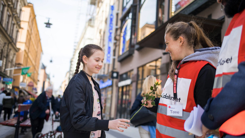 Krisstödjare möter människor på gatan