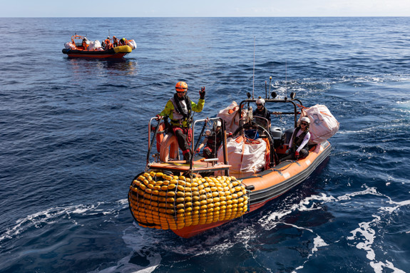 Röda Korset räddar flyktingar på havet