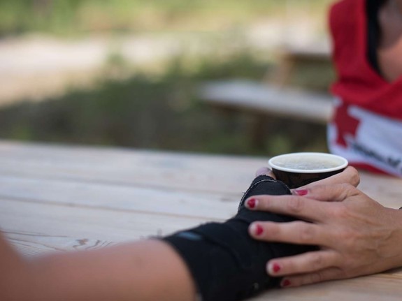 Person som håller i en kaffekopp