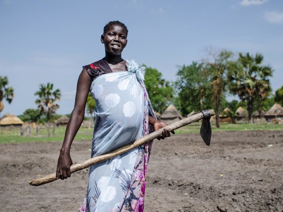 Gravida Angong odlar olika grödor för att få mat till sin familj efter torkan.