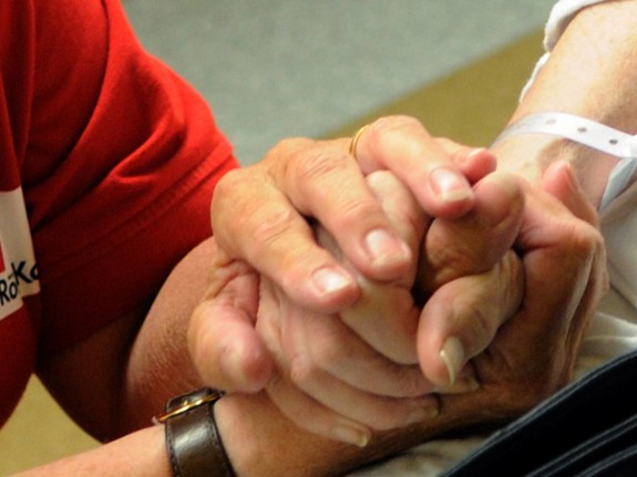 Två händer som håller varandra